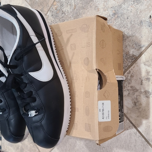 Nike Black and White Sneakers with Leather-like Upper. CORTEZ BASIC LEATHER '06 - Picture 2 of 9